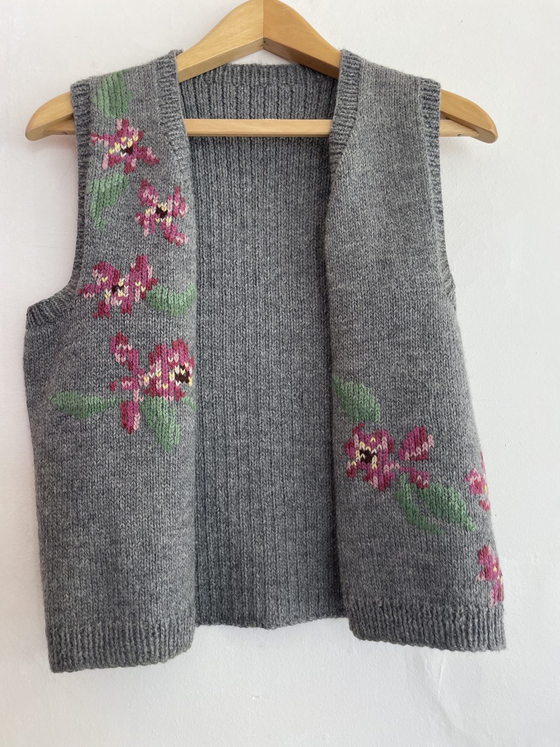 70's HAND KNITTED GREY WOOL VEST WITH FLORAL DESIGN | Chaos Bazaar Vintage